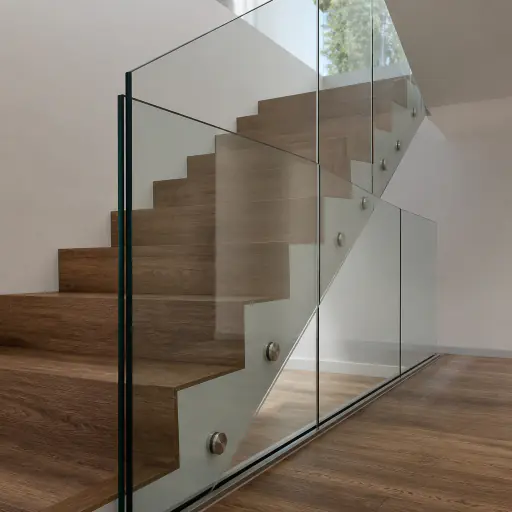 Modernes Treppengeländer mit Glasfüllung und Punkthaltern