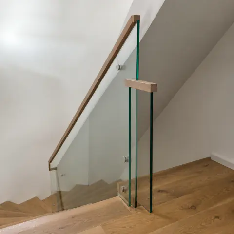 Glastreppe mit Holzhandlauf
