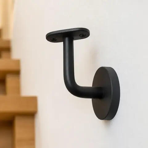 Schwarze Wandhalterung für Treppenhandlauf