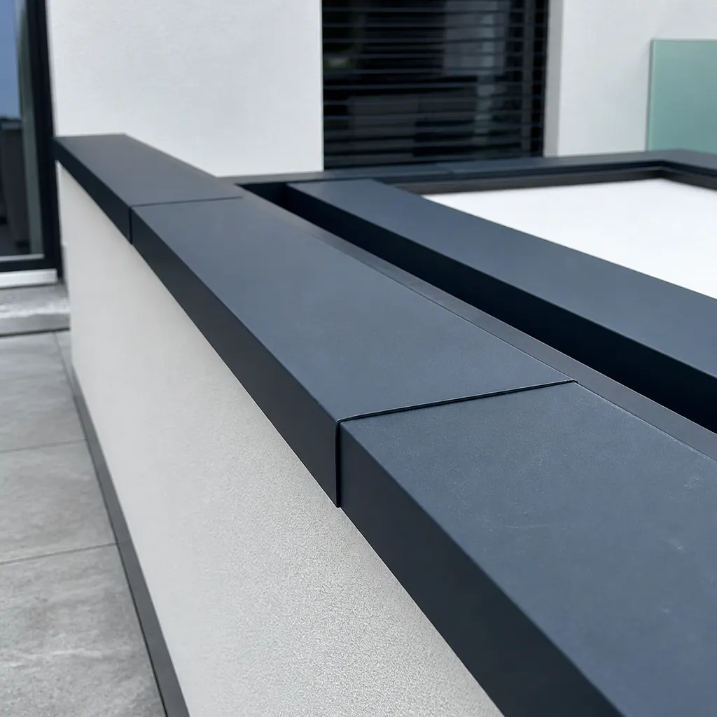 Moderne Balkonbrüstung mit Metallabdeckung und satiniertem Glaselement