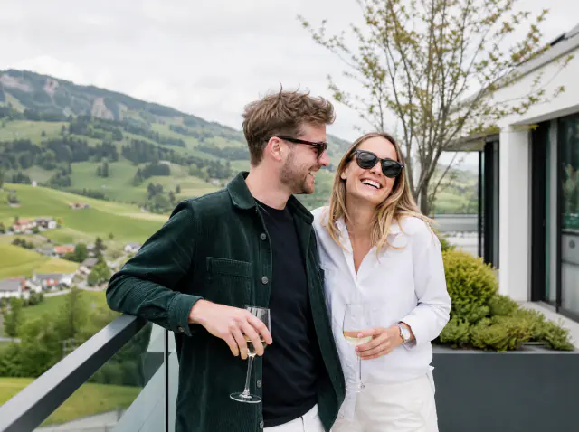 Paar geniesst den Abend unter dem beleuchteten Terrassendach