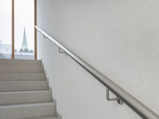 Edelstahl-Handlauf im Treppenhaus eines Aarauer Mehrfamilienhauses