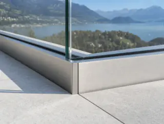 Nahaufnahme der Edelstahl-Bodenschiene der Glasbrüstung