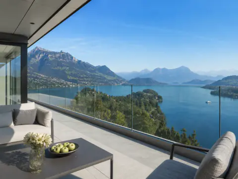 Blick von der Terrasse aus mit Sitzmöbeln neben der Glasbrüstung