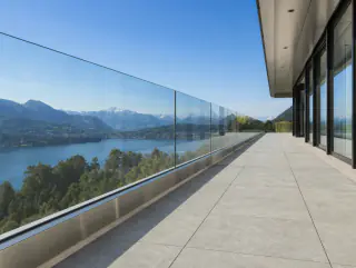 Tiefwinkelansicht entlang der Glasbrüstung Richtung Fassade