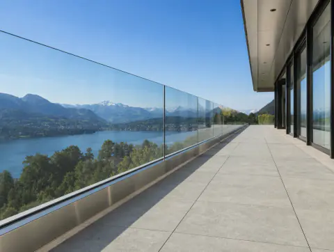 Tiefwinkelansicht entlang der Glasbrüstung Richtung Fassade