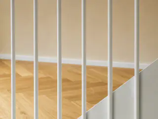 Nahaufnahme der weissen Stahlstäbe vor der Wand
