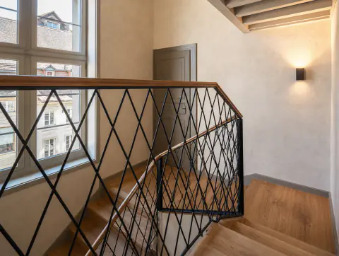 Treppengeländer mit diagonalem Rautenmuster im Berner Altstadthaus