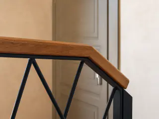 Nahaufnahme des Eichenhandlaufs auf dem Stahlrahmen